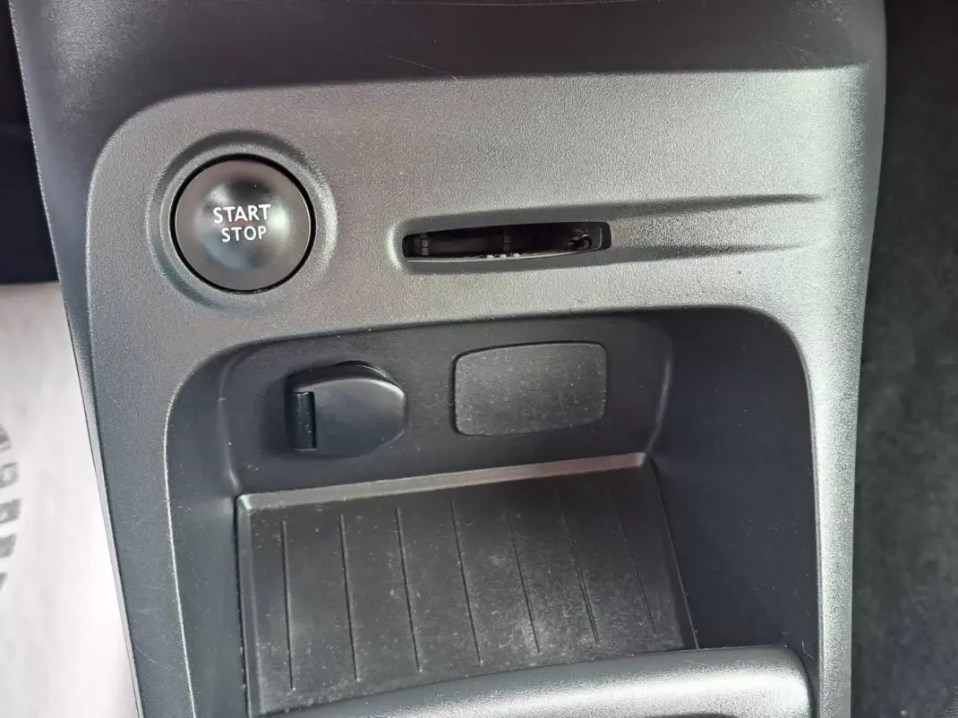 Renault Captur 2016 - 11450 EUR, 165268 km - AUTO.MOTO.pt - 165268km - foto 32 de 41