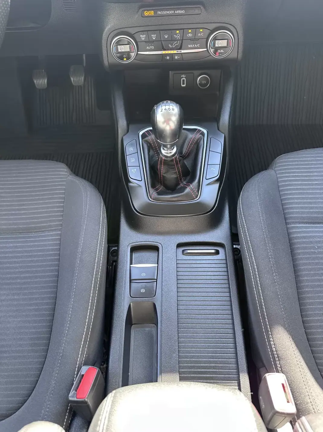 Ford Focus 2018 - 10900 EUR, 100000 km - AUTO.MOTO.pt - 100000km - foto 27 de 35