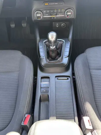 Ford Focus 2018 - 10900 EUR, 100000 km - AUTO.MOTO.pt - 100000km - foto 27 de 35
