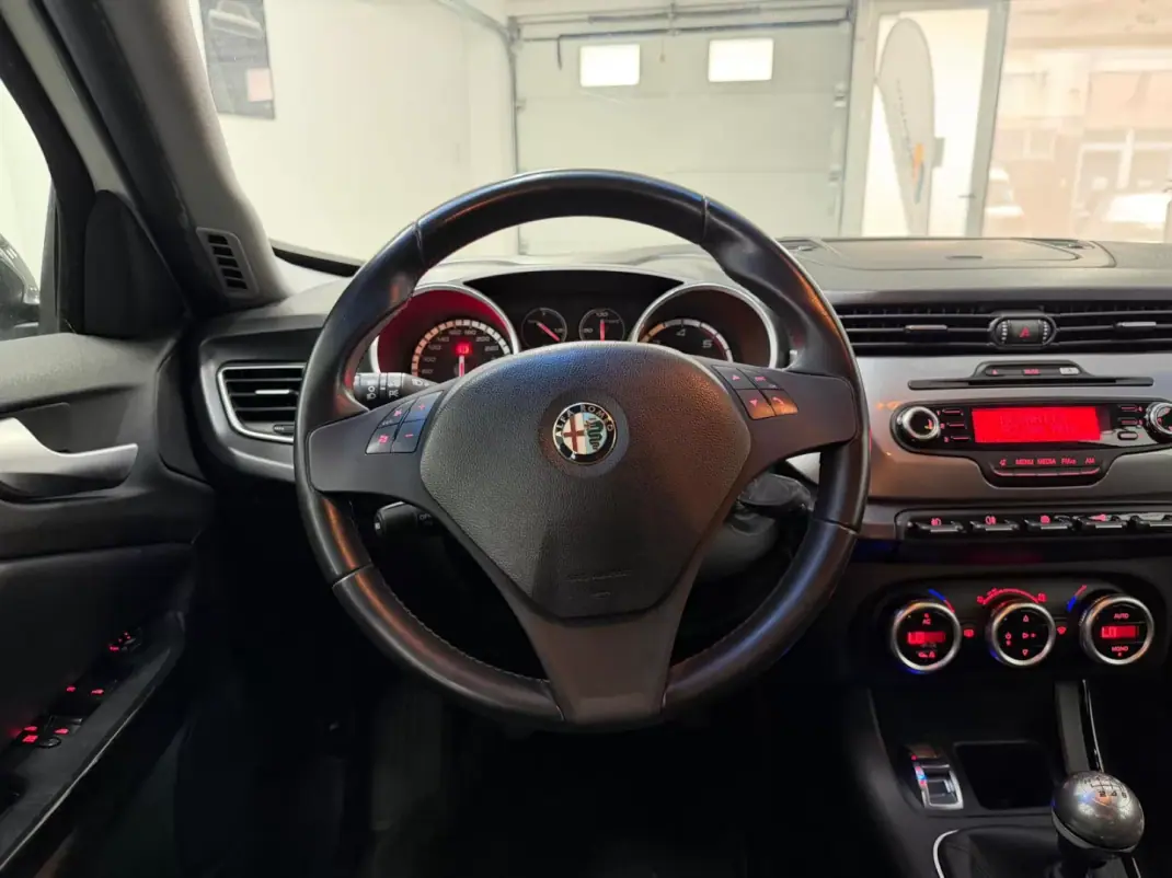Alfa Romeo Giulietta 2011 - 7240 EUR, 206000 km - 206000km - foto 6 de 22