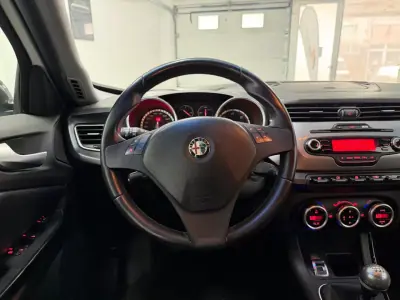 Alfa Romeo Giulietta 2011 - 7240 EUR, 206000 km - 206000km - foto 6 de 22