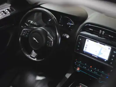 Jaguar F-Pace 2017 - 23990 EUR, 91000 km - AUTO.MOTO.pt - 91000km - foto 15 de 21