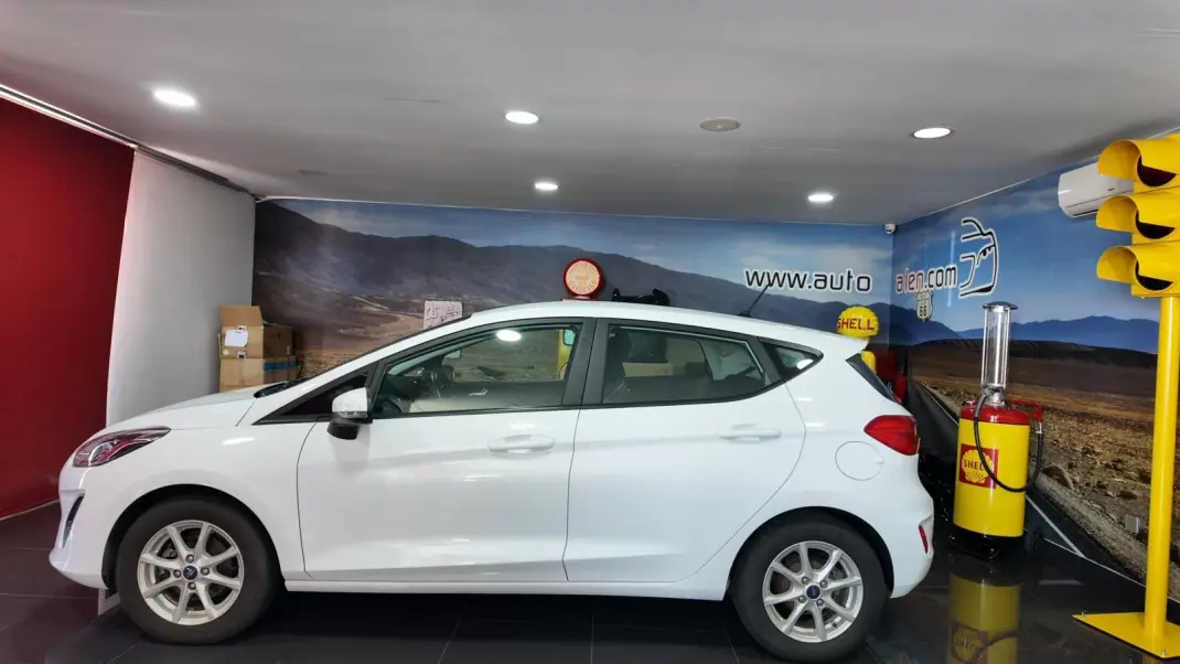 Ford Fiesta 2018 - 13500 EUR, 60152 km - AUTO.MOTO.pt - 60152km - foto 1 de 22