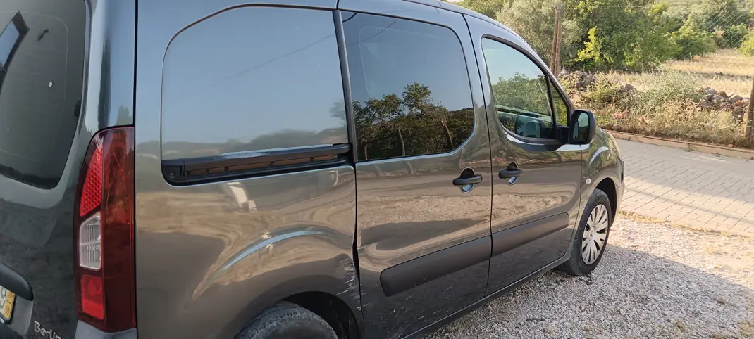Citroën Berlingo 2015 - 3750 EUR, 289000 km - AUTO.MOTO.pt - 289000km - foto 9 de 14