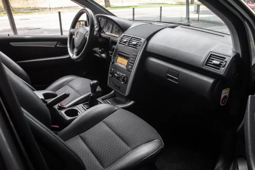 Mercedes-Benz A 160 2009 - 6890 EUR, 111084 km - AUTO.MOTO.pt - 111084km - foto 25 de 34