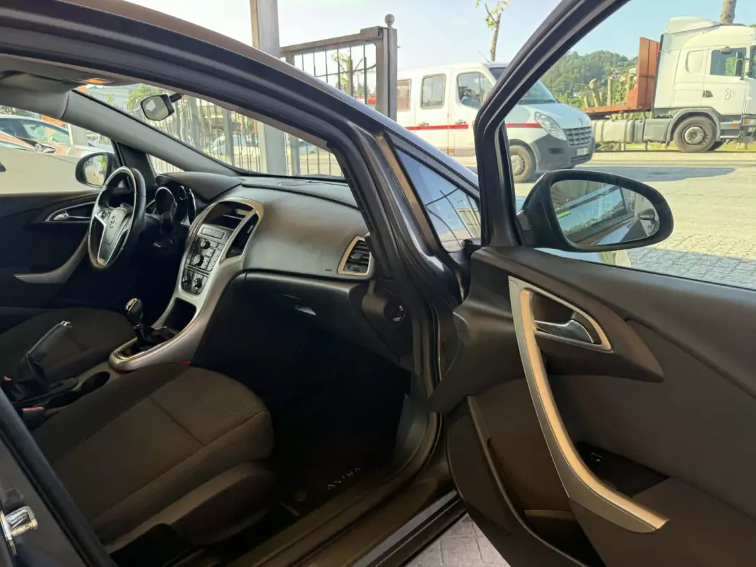 Opel Astra 2011 - 6450 EUR, 250730 km - AUTO.MOTO.pt - 250730km - foto 25 de 26