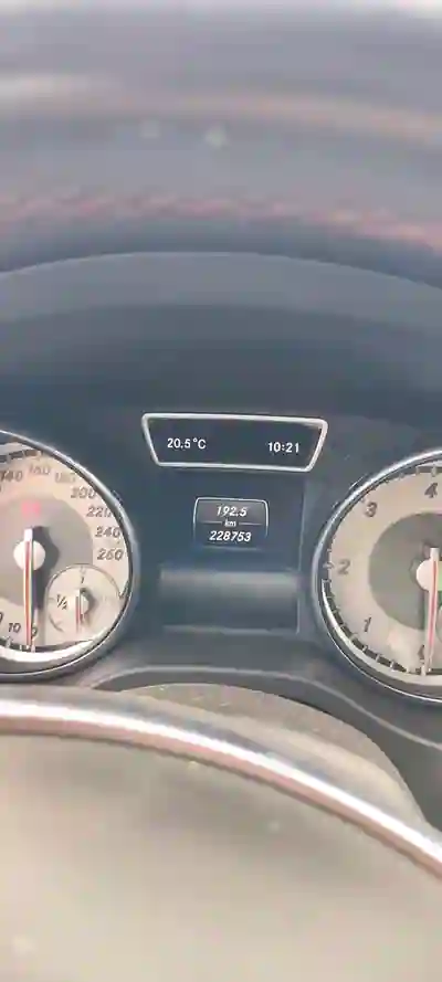 Mercedes-Benz CLA 180 2015 - 16000 EUR, 229000 km - AUTO.MOTO.pt - 229000km - foto 8 de 9