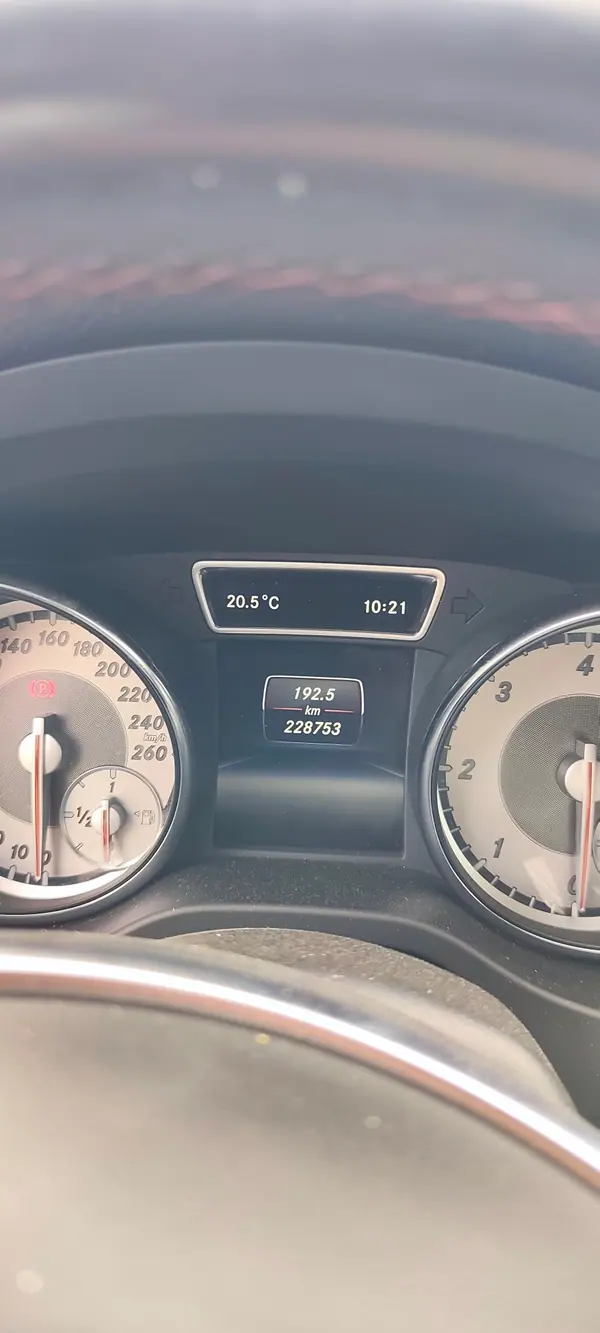 Mercedes-Benz CLA 180 2015 - 16000 EUR, 229000 km - AUTO.MOTO.pt - 229000km - foto 8 de 9