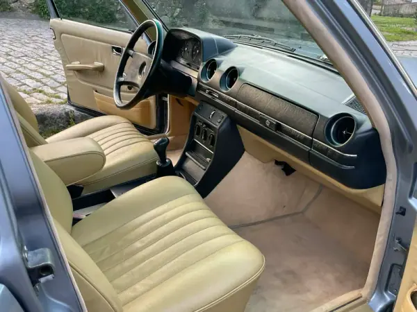 Mercedes-Benz 300 1982 - 13900 EUR, 233000 km - AUTO.MOTO.pt - 233000km - foto 15 de 32
