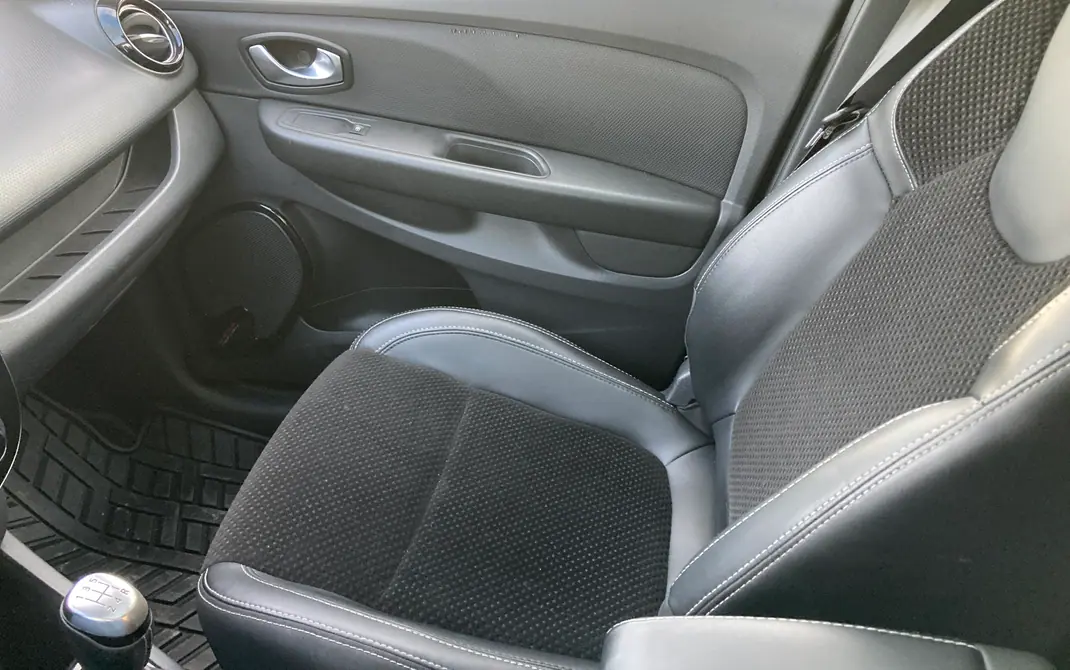 Renault Clio Sport Tourer 2019 - 9100 EUR, 178600 km - AUTO.MOTO.pt - 178600km - foto 8 de 16