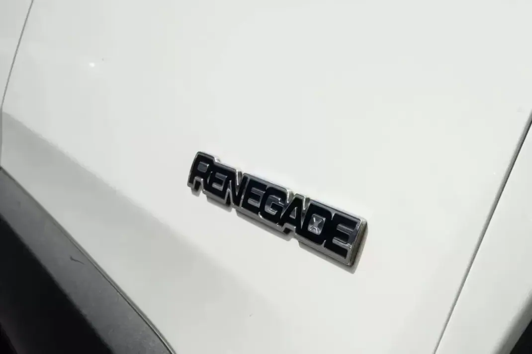 Jeep Renegade 2020 - 17600 EUR, 100000 km - AUTO.MOTO.pt - 100000km - foto 7 de 26