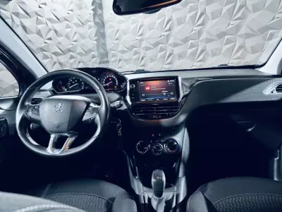 Peugeot 208 2017 - 8990 EUR, 100342 km - AUTO.MOTO.pt - 100342km - foto 17 de 33