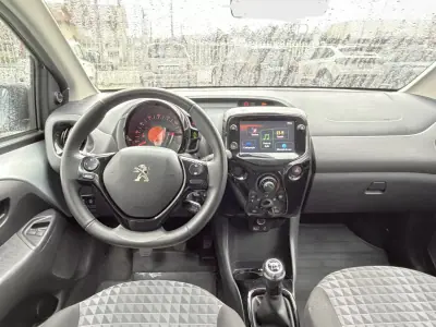 Peugeot 108 2020 - 10800 EUR, 54120 km - AUTO.MOTO.pt - 54120km - foto 12 de 12