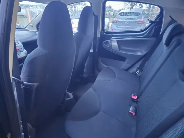 Toyota Aygo 2011 - 5990 EUR, 169000 km - AUTO.MOTO.pt - 169000km - foto 10 de 11