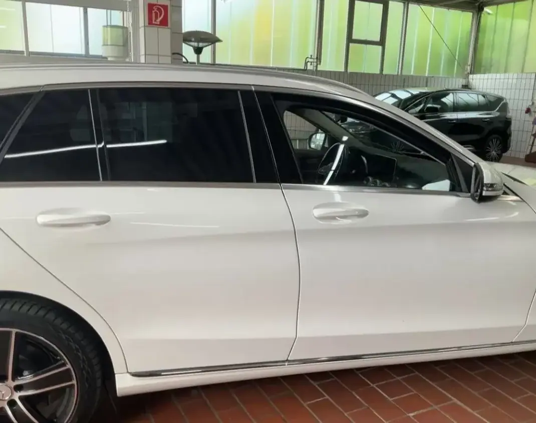 Mercedes-Benz C 300 2020 - 23999 EUR, 59016 km - AUTO.MOTO.pt - 59016km - foto 6 de 13