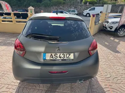 Peugeot 208 2015 - 8900 EUR, 195000 km - AUTO.MOTO.pt - 195000km - foto 8 de 29