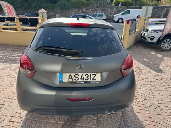 Peugeot 208 2015 - 8900 EUR, 195000 km - AUTO.MOTO.pt - 195000km - foto 8 de 29