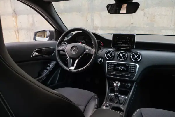 Mercedes-Benz A 180 2013 - 10990 EUR, 215000 km - AUTO.MOTO.pt - 215000km - foto 15 de 34