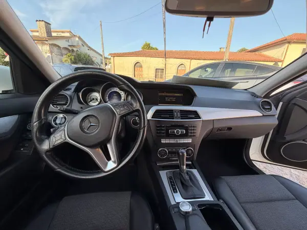 Mercedes-Benz C 220 2011 - 10900 EUR, 315000 km - AUTO.MOTO.pt - 315000km - foto 6 de 10