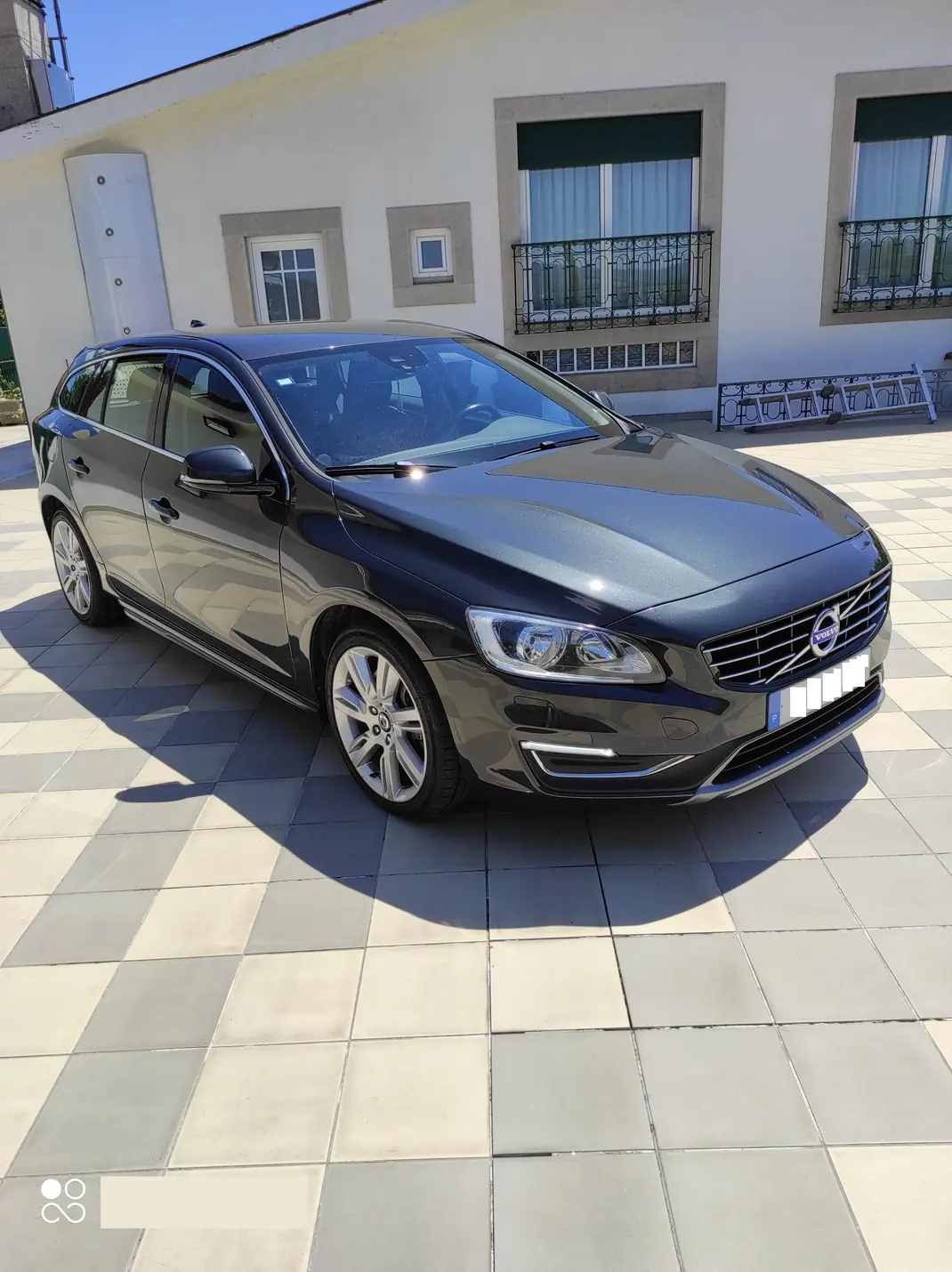 Volvo V60 2015 - 12500 EUR, 175000 km - AUTO.MOTO.pt - 175000km - foto 1 de 13