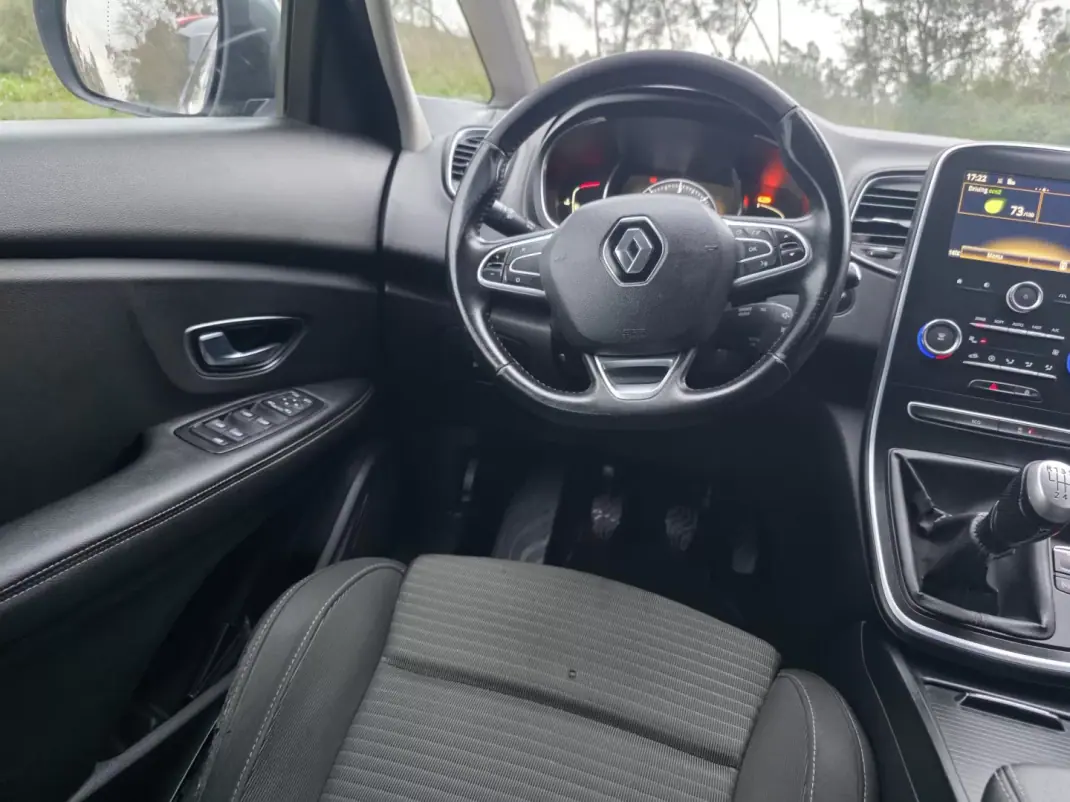 Renault Grand Scénic 2017 - 12750 EUR, 320000 km - AUTO.MOTO.pt - 320000km - foto 38 de 40