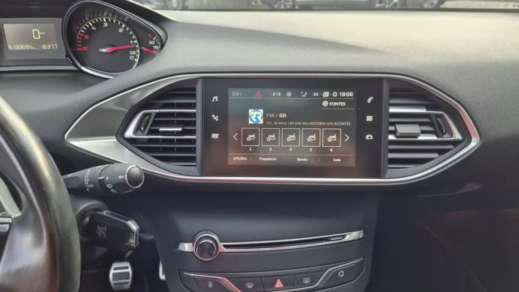 Peugeot 308 SW 2017 - 15900 EUR, 133694 km - AUTO.MOTO.pt - 133694km - foto 16 de 17