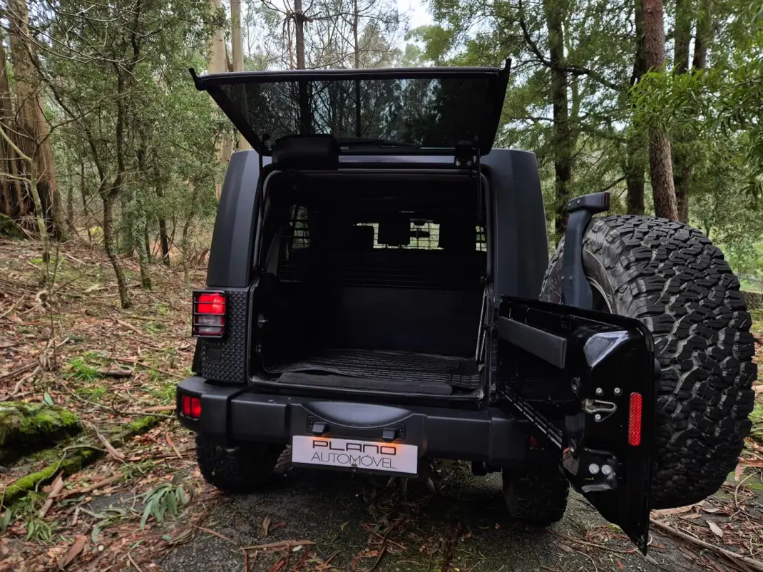 Jeep Wrangler Unlimited 2010 - 41000 EUR, 169000 km - AUTO.MOTO.pt - 169000km - foto 12 de 25