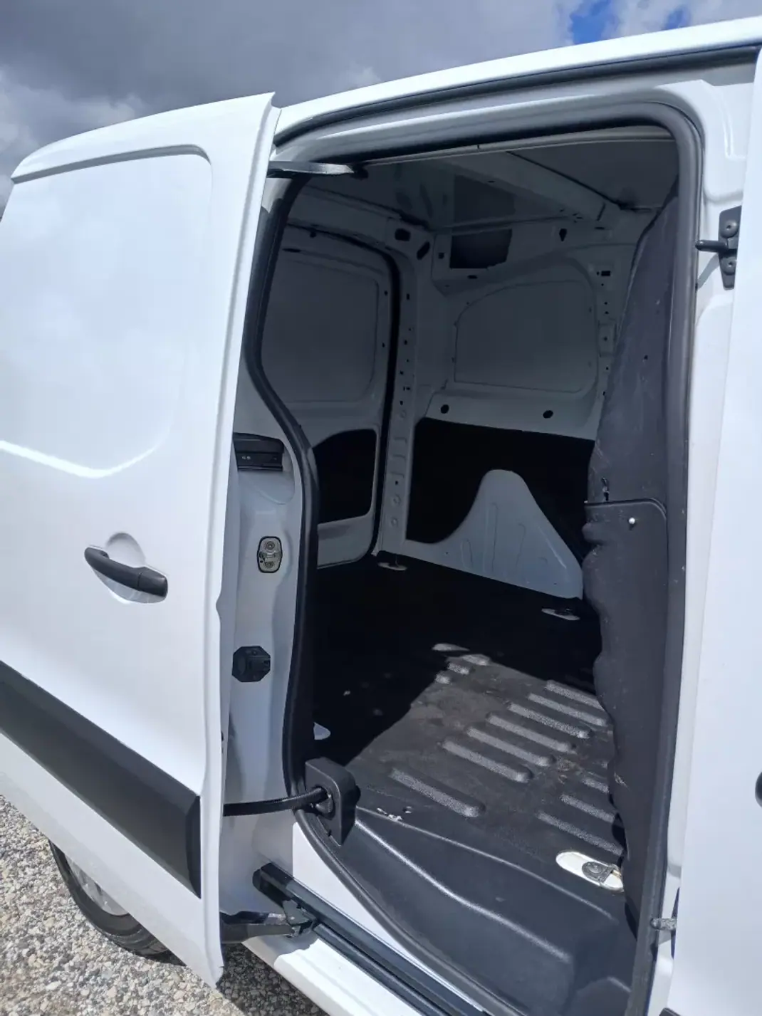 Citroën BERLINGO 1.6 HDI 600 C/AC 2010 - 8750 EUR, 54679 km - AUTO.MOTO.pt - 54679km - foto 21 de 23