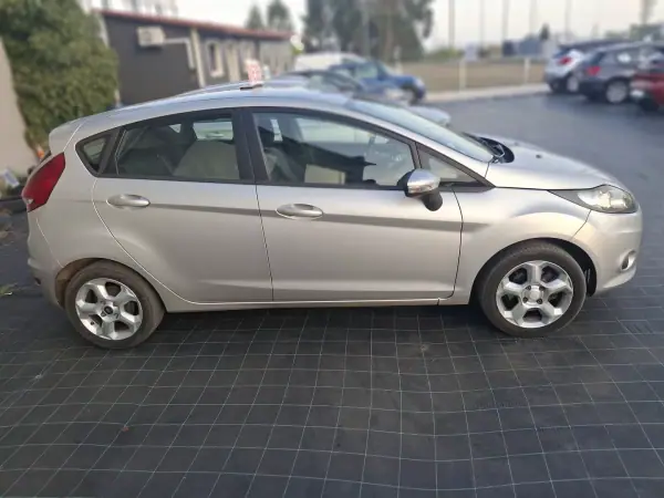 Ford Fiesta 2010 - 6950 EUR, 254173 km - AUTO.MOTO.pt - 254173km - foto 4 de 7