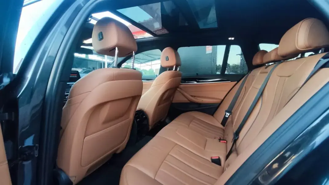 BMW 520 2018 - 29990 EUR, 130000 km - AUTO.MOTO.pt - 130000km - foto 25 de 43