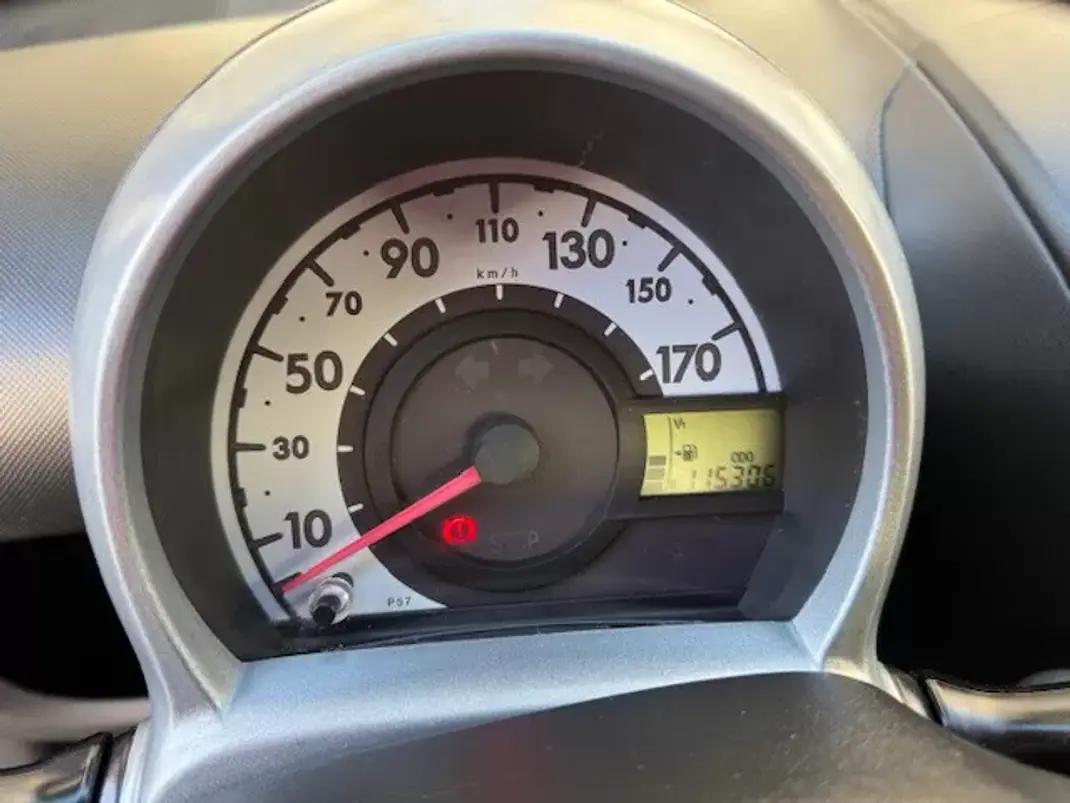 Peugeot 107 2013 - 6250 EUR, 116000 km - AUTO.MOTO.pt - 116000km - foto 23 de 26