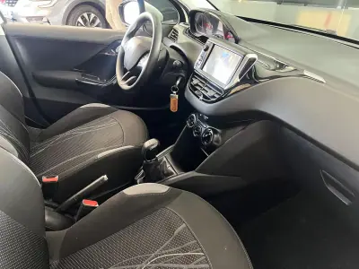 Peugeot 208 2013 - 7600 EUR, 235844 km - AUTO.MOTO.pt - 235844km - foto 11 de 19