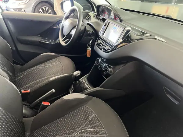 Peugeot 208 2013 - 7600 EUR, 235844 km - AUTO.MOTO.pt - 235844km - foto 11 de 19