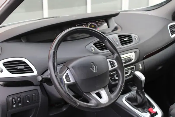Renault Scénic 2012 - 7900 EUR, 212000 km - AUTO.MOTO.pt - 212000km - foto 16 de 21