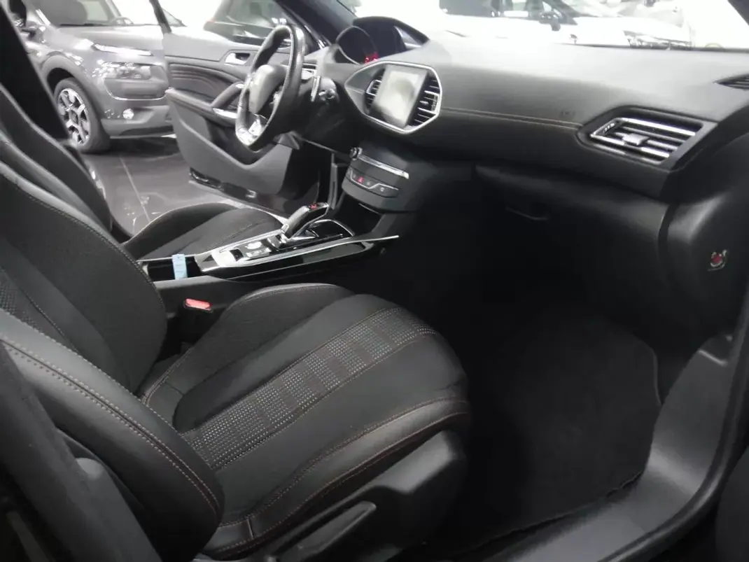 Peugeot 308 2019 - 14500 EUR, 82000 km - AUTO.MOTO.pt - 82000km - foto 20 de 26