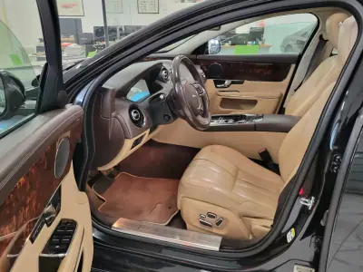 Jaguar XJ 2012 - 19950 EUR, 255600 km - AUTO.MOTO.pt - 255600km - foto 14 de 33