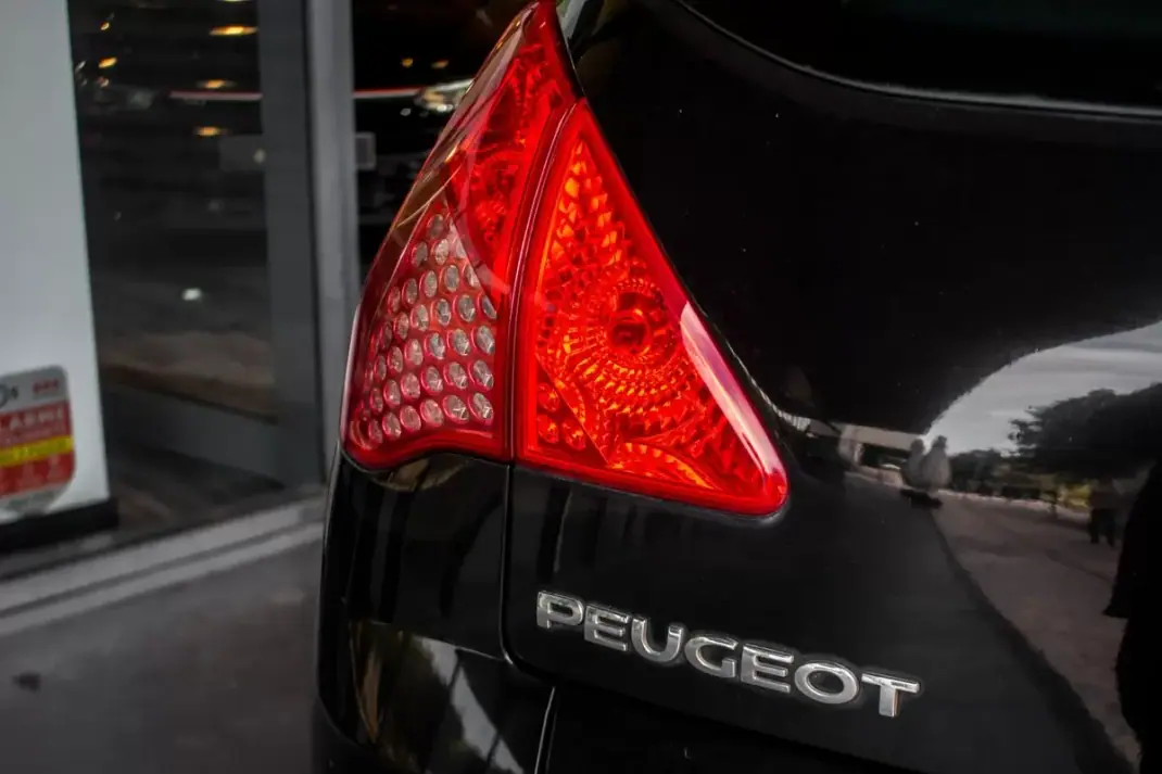 Peugeot 3008 2010 - 7490 EUR, 200623 km - AUTO.MOTO.pt - 200623km - foto 9 de 36