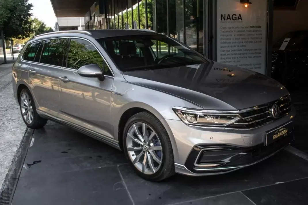 Volkswagen Passat Variant 2020 - 23990 EUR, 19072 km - 19072km - foto 6 de 43