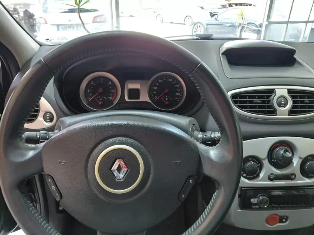 Renault Clio 2005 - 4499 EUR, 296000 km - AUTO.MOTO.pt - 296000km - foto 11 de 17