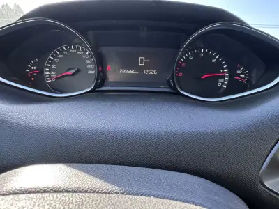 Peugeot 308 2018 - 12500 EUR, 280000 km - AUTO.MOTO.pt - 280000km - foto 27 de 41