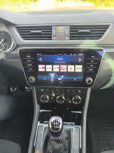 Skoda Superb 2018 - 21990 EUR, 100000 km - AUTO.MOTO.pt - 100000km - foto 9 de 15