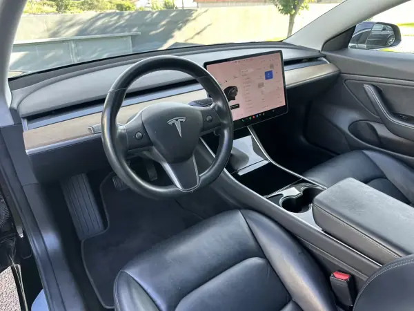 Tesla Model 3 2019 - 19900 EUR, 270000 km - AUTO.MOTO.pt - 270000km - foto 24 de 53