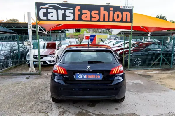 Peugeot 308 2018 - 12000 EUR, 185000 km - AUTO.MOTO.pt - 185000km - foto 13 de 17