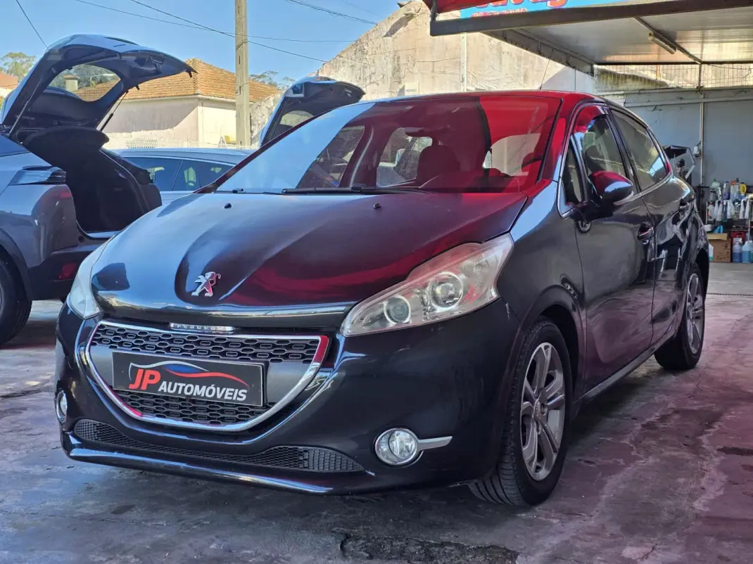 Peugeot 208 2012 - 6250 EUR, 158000 km - AUTO.MOTO.pt - 158000km - foto 3 de 12