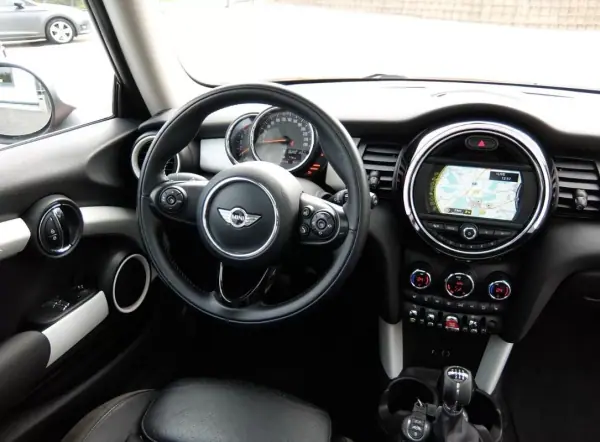 MINI Cooper 2016 - 14990 EUR, 148000 km - AUTO.MOTO.pt - 148000km - foto 19 de 20