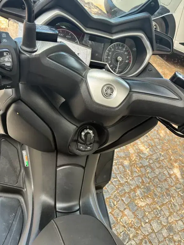 Yamaha XMAX 2022 - 3950 EUR, 28105 km - AUTO.MOTO.pt - 28105km - foto 4 de 13