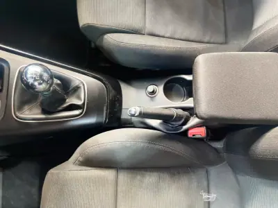 Alfa Romeo Giulietta 2011 - 8750 EUR, 197000 km - AUTO.MOTO.pt - 197000km - foto 30 de 35