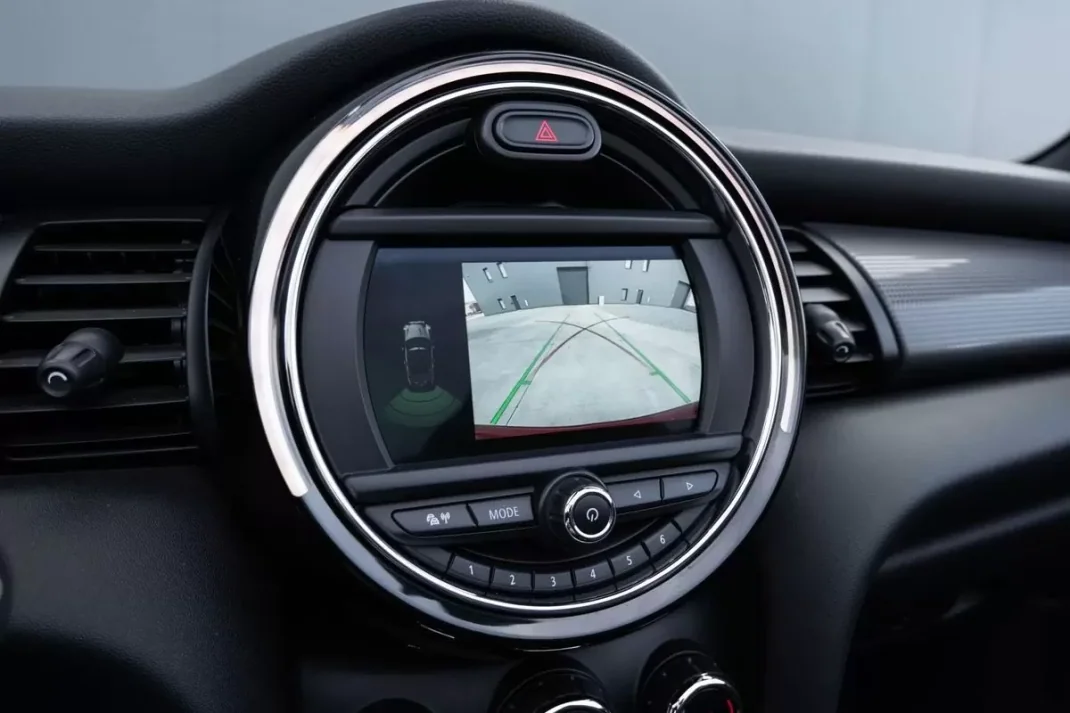 MINI Cooper 2021 - 25999 EUR, 94000 km - AUTO.MOTO.pt - 94000km - foto 31 de 38