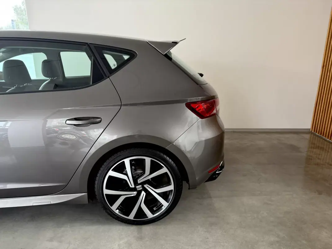 SEAT Leon 2015 - 14000 EUR, 181000 km - AUTO.MOTO.pt - 181000km - foto 20 de 92