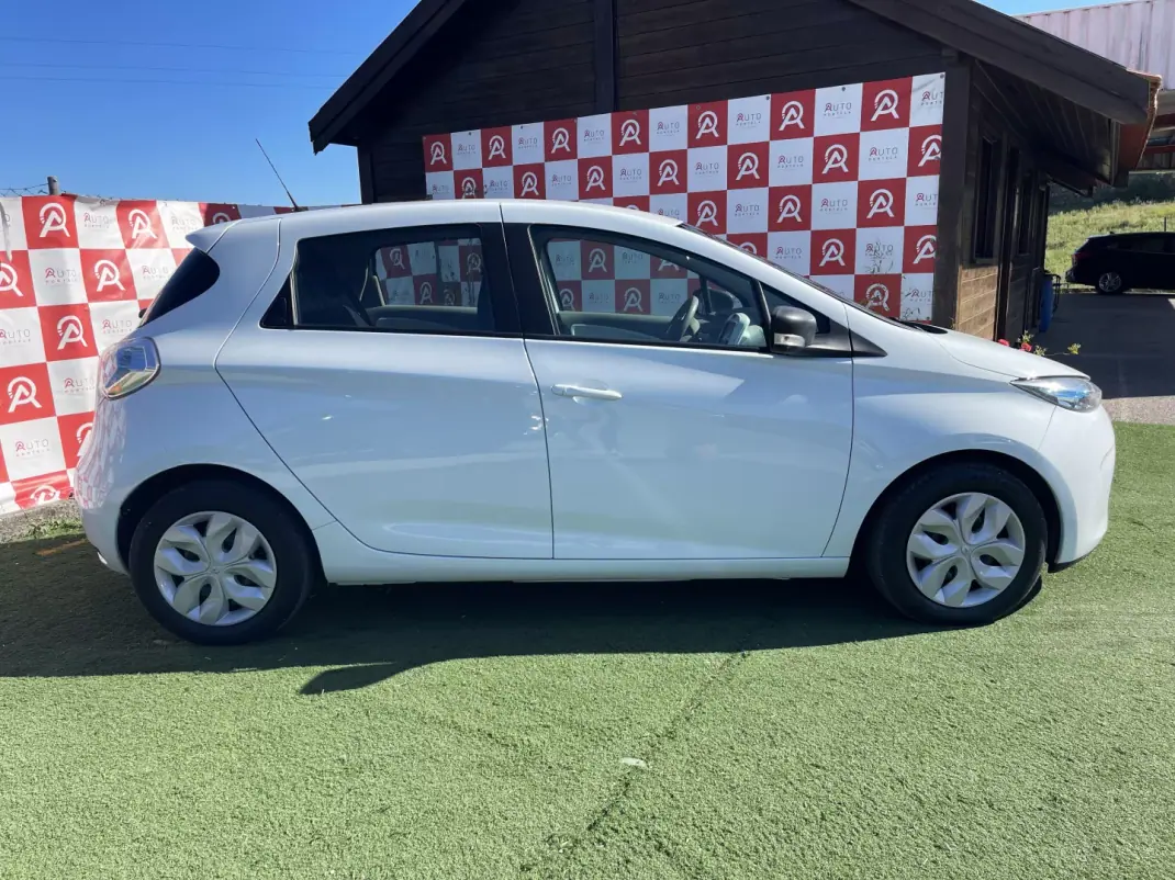 Renault Zoe 2018 - 11490 EUR, 75380 km - AUTO.MOTO.pt - 75380km - foto 2 de 19